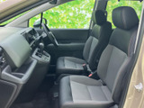 運転席周りは、機能性とデザイン性を両立。必要なスイッチが手の届く範囲に配置されています。