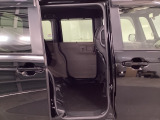 後席の座面をはねあげると、後席のあったスペースがそのまま高さのある荷室空間に!背の高い荷物も横にせずそのまま積み込めます。もちろん左右片方だけのアレンジも可能です。