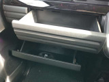 車検証やティッシュ箱を収納出来ます。