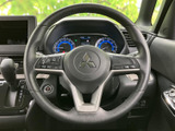 操作系の集中化により、運転中の視線移動を最小限に抑え、安全運転をサポートする設計となっています。握り心地も考慮されたステアリングです。