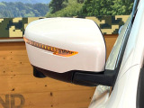 【電動格納ミラー】サイドミラーは電動格納式となっており、狭い駐車場でもキズがつくリスクを抑えられます。