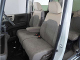 運転席と助手席は足元が繋がっているので自由に行き来しやすいので駐車場が狭いときでも助手席側からスムーズに乗り降りできて便利!