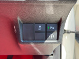 パーキングセンサーや横滑りを防ぐVSA等のスイッチ類は運転席の右側、手の届きやすい位置にあります。