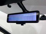 インテリジェントルームミラー付きですので後席に大人が乗ったり大きな荷物を載せて後方確認しずらい時にワンプッシュでカメラへ切り替える事が出来ますので後方を確認が出来ます!