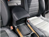 肘置き(小物収納付)がありますので運転時の負担軽減してくれます。
