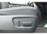 パワーシート搭載。微妙な調整が手軽にでき、ぴったりのポジションで運転することが可能です。