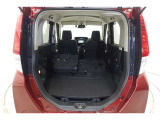 セカンドシートを倒した状態です。セカンドシートは独立可倒、荷物に合わせてラゲッジスペースをアレンジできます。
