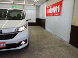 当店では専任のメカニックが大切なお客様のお車を一台一台丁寧に整備いたします。自社認証工場にてリフトアップし下回りまでキッチリ検査いたします。