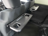 ◆シートバックテーブル◆フロントシートの背面に後席用のテーブルがついています。小物が置けて!カップホルダーもあります、ドライブ中や休憩時にも便利なテーブルです。