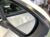 【ブラインドスポットインフォメーション】走行中に、斜め後ろの車を検知すると、ドアミラーのマーク点灯にてお知らせします。
