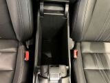 前席のシート間に配置したアームレスト付きのコンソールボックスで運転席助手席がそれぞれくつろげます。