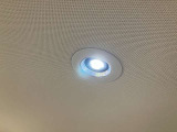 ルームランプはランプ周辺に触れるだけで簡単に点灯が可能です。