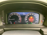 スタイリッシュなデザインで、視認性も確保。重要な情報を一目で確認でき、運転中の注意散漫を防ぎます。機能的なデザインが好印象です。
