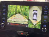 【パノラミックビューモニター】専用のカメラにより、上から見下ろしたような視点で360度クルマの周囲を確認することができます☆死角部分も確認しやすく、狭い場所での切り返しや駐車もスムーズに行えます。