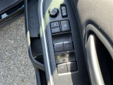 運転席扉内側部分です。【パワーウィンドウ】で窓の開け閉めもラクラクですね!