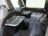 後席には折り畳み式のテーブルがあります。車内での軽食のときに便利ですね。