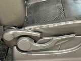 運転手の体格に合わせてアジャスタブルショルダーベルトアンカーでシートベルトを調整、更には運転席の座面の高さ調整ができるシートリフターが付いてます。