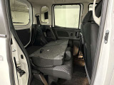 リヤシートを倒すと大きな荷物も入ります 片側、両側可能です。