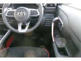 運転席の写真です。見通しのよいすっきりとした視界で、誰でも運転しやすいです。運転のしやすさは疲れにくさにも繋がりますよ♪
