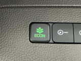 【eコンスイッチ】低燃費運転をサポートするECONモード。スイッチをONすると、エンジンやトランスミッション、A/Cなどを協調制御し、燃費の向上に貢献。エコドライブの効果を高めます。