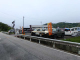 右手にカーセンサーののぼりや当店の旗、白い自販機が目印です。