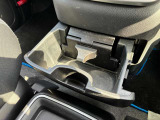 運転席と助手席の間には格納式の嬉しいドリンクホルダー装備!手が届きやすい位置にありますので、水分補給にも困りません!