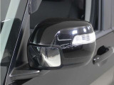 ◆ドアミラーウインカー◆ドアミラーにウインカーを装備しています。対向車に自身の進行方向を合図し安全に運転できます。
