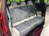 後部座席も気になるようなキズ・汚れやへたり等、大きなダメージはなく、良好な状態です。