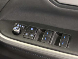 格納式リモコンドアミラーと、パワーウィンドウマスタースイッチです。車内の換気も運転席から簡単に行えます。