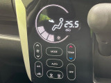 【オートエアコン】一度お好みの温度に設定すれば、車内の温度を検知し風量や温度を自動で調整。暑い&hellip;寒い&hellip;と何度もスイッチ操作をする必要はありません。快適な車内空間には必須の機能ですね♪