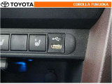 ポータブルオーディオなどの機器を接続して、車両のスピーカーで聞くことができます。
