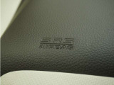 ◆助手席エアバッグ◆SRSエアバッグは、シートベルトだけでは防ぎきれない衝突時の衝撃から乗員を守るための安全装置。衝突時に瞬時に膨らみ、頭部や胸部がダッシュボードに直接衝突するのを防ぎます。