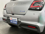 【後退時ブレーキサポート】リヤバンパーに4つの超音波センサーを内蔵し、車両後方にある障害物を検知。透明なガラスなども検知でき、コンビニの駐車場などでの衝突回避をサポートします。