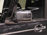 ◆ドアミラーウインカー◆ドアミラーにウインカーを装備しています。対向車に自身の進行方向を合図し安全に運転できます。