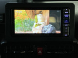 停車時にテレビ視聴を楽しめます。移動時間のエンターテイメントを充実させる、便利な機能です。