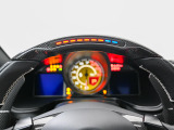 ステアリングホイールのLEDは最適なシフトタイミングをドライバーに知らせてくれます。