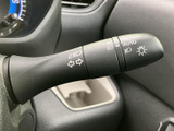 操作しやすい位置に配置されたウインカーレバー。確実な操作感で、安全な車線変更をサポートします。オート機能も便利です。