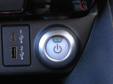 パワースイッチ(スイッチ照明付)です。車内にインテリジェントキーがあれば、キーを差し込まなくてもワンプッシュで、スムーズにスタート/ストップが行えます。