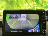 後退時には、周囲の状況を把握しやすい映像を表示。安全確認をサポートし、万が一のリスクを軽減します。駐車場での取り回しも安心です。
