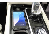 携帯電話を置けば、スマートフォンチャージャーにより充電可能です。