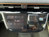 オートエアコンでパネルタッチするだけで操作が可能です(^^)☆AUTOにすれば簡単に車内の空調を快適に調整してくれます♪