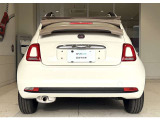 真ん中に輝く「FIAT」のエンブレムが、イタリアからやってきた特別なクルマであることを物語っています。