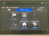 鮮明な画面で、目的地までのナビ情報を確認できます。お好みの音楽を再生して、快適なドライブをお楽しみください。