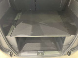 荷室を上下に分割して有効活用できます。また、ボードを反転させるとワイパブル仕様となるので、濡れたアイテムを載せられます。