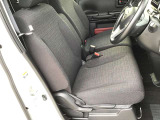 運転席シートリフター!ご自分の好きなシートポジションが取れるので運転が楽しくなりますし疲れにくいです。
