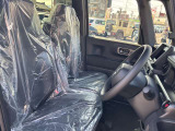 毎日過ごす運転席は要チェック。シートのへたり・擦れ、視界のイメージまで伝わる重要ポイント。