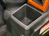 運転席埋め込み式カップホルダー(太ボトル600mm収納可能)