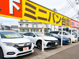 観光通りと青森環状7号線の交差点角に展示場がございます!黄色い帯状の看板が目印です。