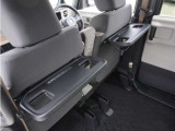 【後席用テーブル】ドリンクホルダーが付いた折りたたみ式のパーソナルテーブルです。運転席・助手席のシートバックに装備しているパーソナルテーブルです。