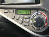 【オートエアコン】一度お好みの温度に設定すれば、車内の温度を検知し風量や温度を自動で調整。暑い&hellip;寒い&hellip;と何度もスイッチ操作をする必要はありません。快適な車内空間には必須の機能ですね♪